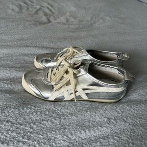 Onitsuka Tiger Mexico 66
Silver Off White
Ladies 7.5/8 - men’s 6.5